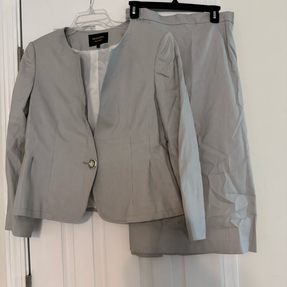Giovanna Signature Light Gray Blazer and‎ Skirt Set